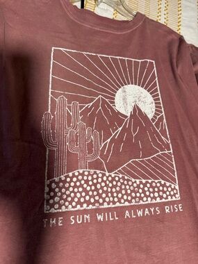 Women's Long-Sleeve Desert Graphic Tee - Maroon